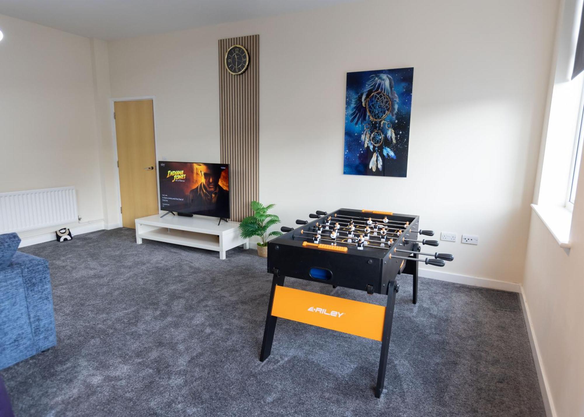 2 Bedroom Apartment By The One Retreats Short Lets & Serviced Accommodation Horley Close To Gatwick Airport Exterior photo